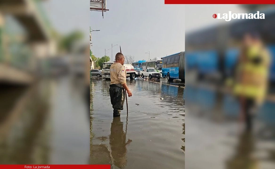 Personal de Protección Civil, así como cuadrillas de los organismos de agua potable y de servicios públicos, realizan maniobras para destapar cañerías y basura que arrastran los escurrimientos pluviales.