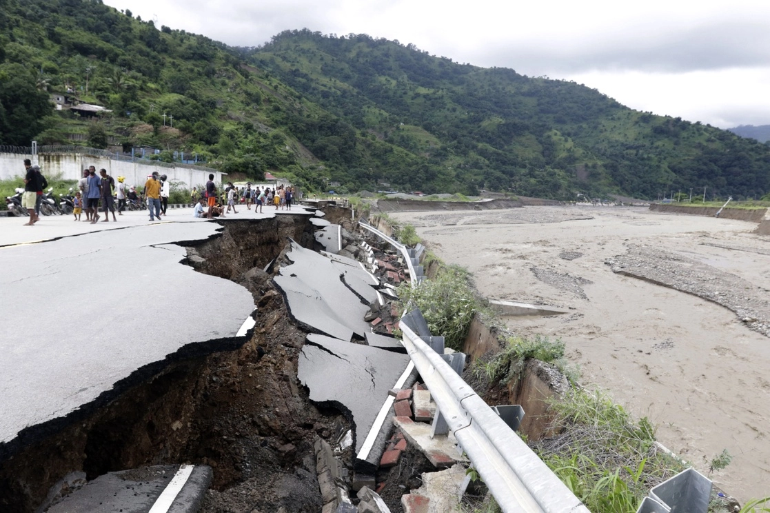 Residentes observan una carretera dañada tras una inundación en Dili, Timor Oriental, el lunes 5 de abril de 2021. Foto Ap