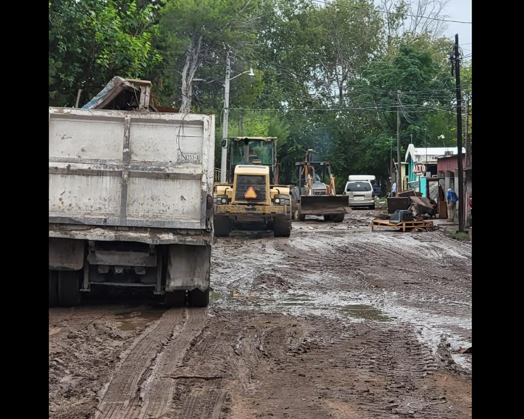 Trabajos de limpieza en zona afectada por las lluvias e inundaciones en el municipio de Múzquiz, Coahuila. Foto tomada del Twitter de @mrikelme
