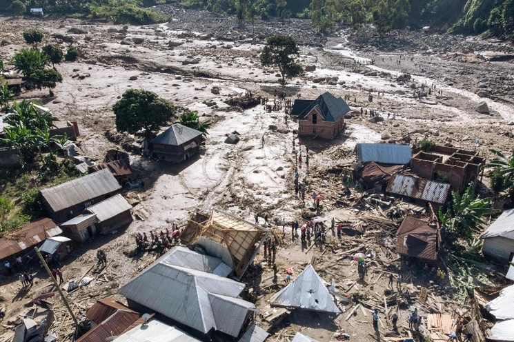 Esta fotografía aérea muestra un deslizamiento de tierra que sepultó la aldea de Nyamukubi, en el este de la República Democrática del Congo. Foto Afp