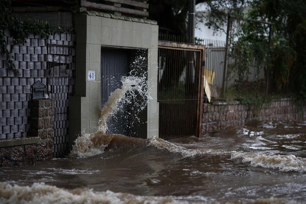 El número de muertos por las inundaciones en el estsdo de Rio Grande do Sul, el estado más meridional de Brasil, ascendió a 147. La imagen, en la ciudad de Porto Alegre, el 13 de mayo de 2024. Foto Afp