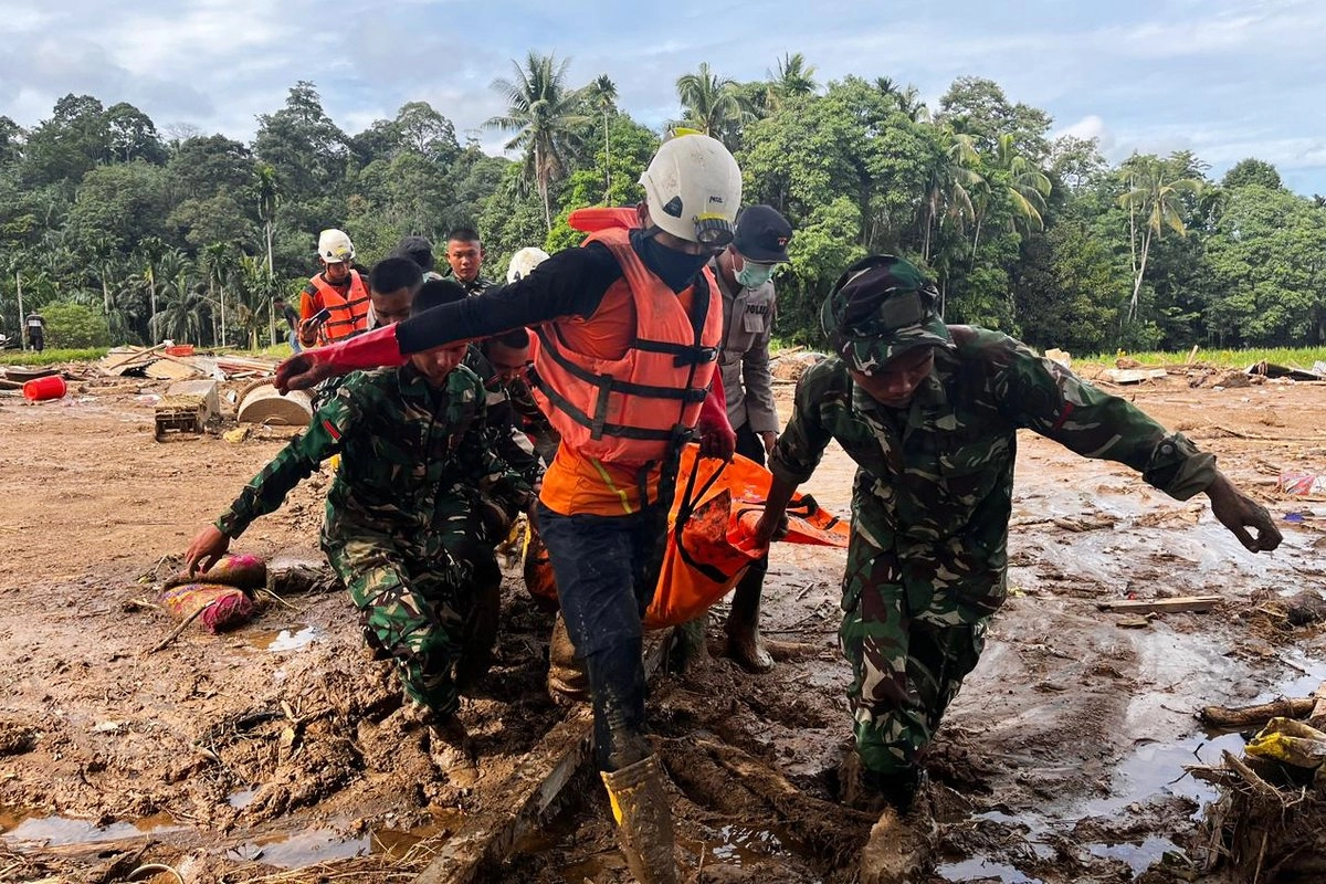 Rescatistas cargan el cuerpo de una víctima de las inundaciones en Agam, Sumatra Occidental, Indonesia, el domingo 30 de noviembre de 2025. Foto