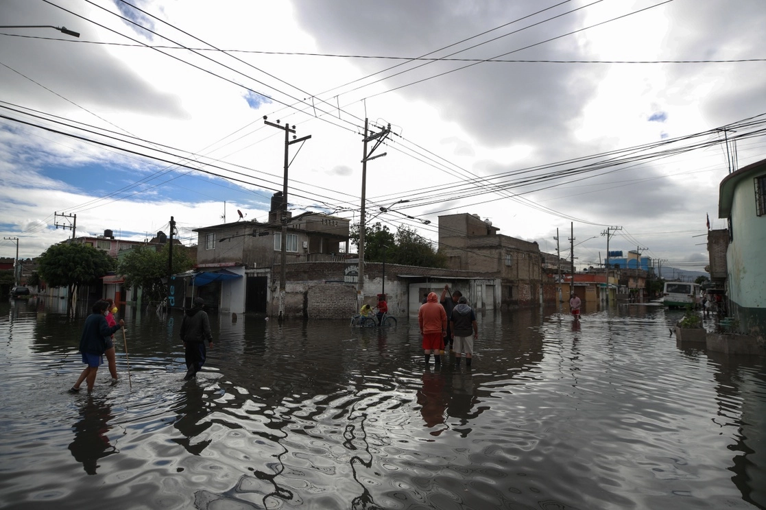 Las lluvias ocurridas el domingo y la madrugada del lunes provocaron que 300 viviendas resultaran afectadas en El Molino, en Iztapalapa (imagen). En Tlaxialtemalco, en Xochimilco, se acordó aplicar un seguro agrícola y apoyos por desempleo. En Tláhuac, colonos denunciaron que el drenaje colapsó y causó que el agua entrara a sus hogares. Foto Alfredo Domínguez