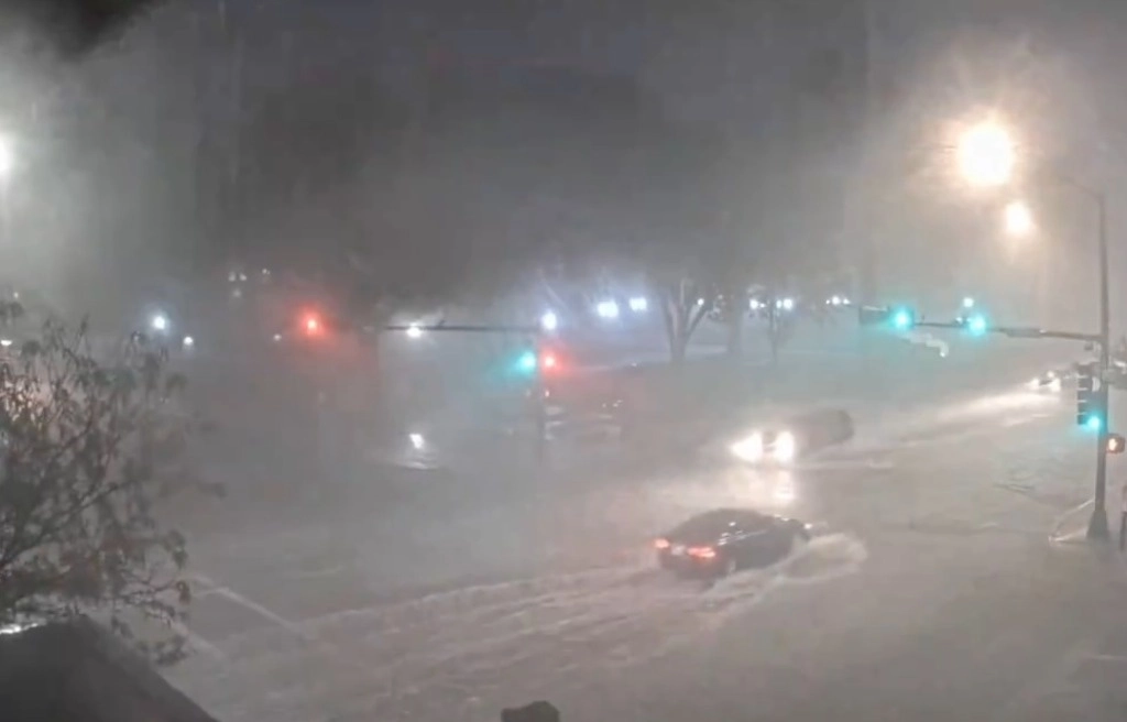 Fuerte lluvias sorprendieron este fin de semana en Nuevo México, dejando severas afectaciones y hasta ahora un saldo de dos muertos. Foto Captura del video difundido en redes