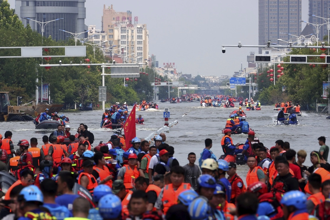 Rescatistas usan botes para desalojar a las personas de las áreas inundadas en Weihui, en la provincia china de Henan, el 26 de julio de 2021. Foto Chinatopix vía Ap