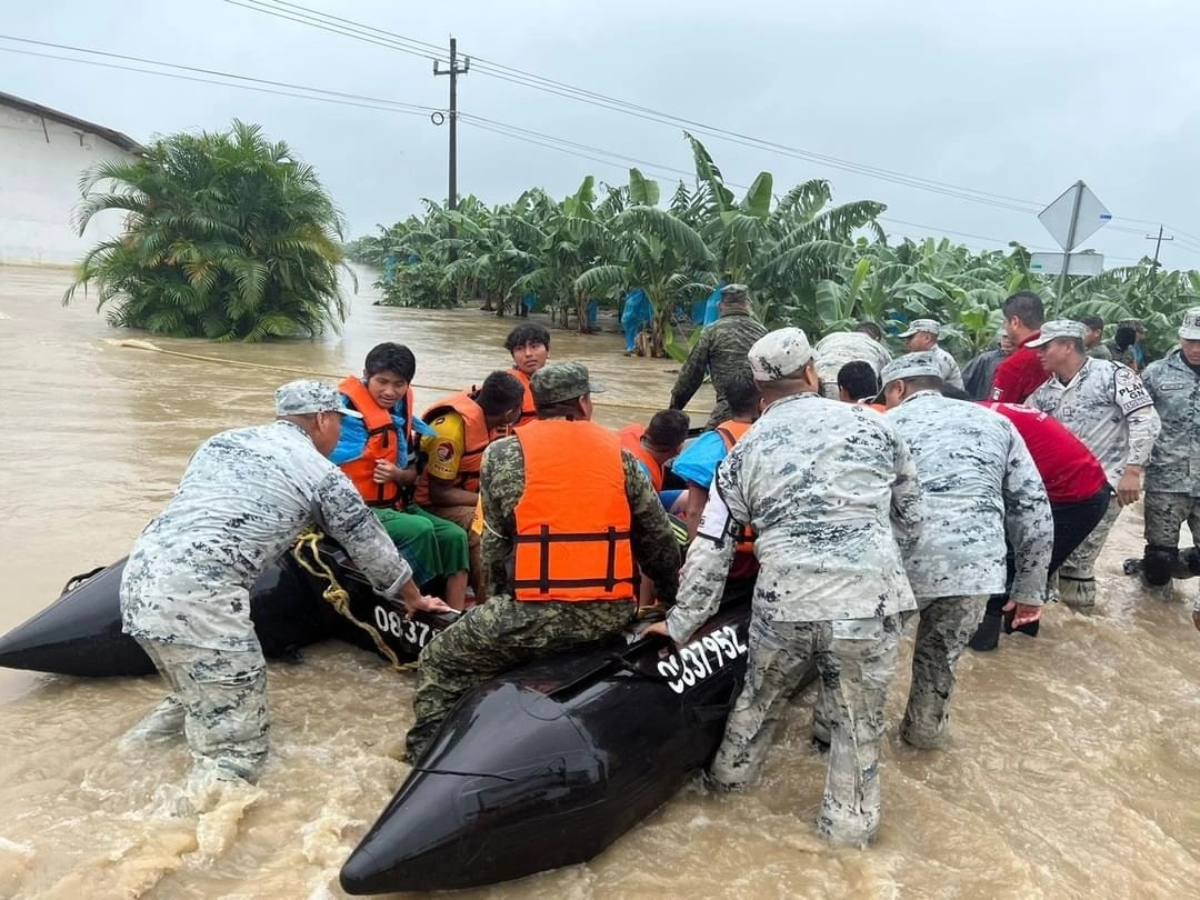 Trabajadores que se encontraban en una finca platanera en los poblados de Manuel Buelta y Rayón, municipio de Teapa, Tabasco, fueron rescatados en lanchas por elementos del Ejército. Mientras, pobladores fueron trasladados por elementos de Protección Civil estatal a albergues. Foto ‘La Jornada’