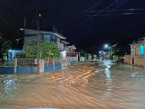 La madrugada del domingo se desbordó el río Pantepec a causa del huracán Grace, lo que provocó inundaciones en 25 colonias del municipio de Álamo Temapache, Veracruz. Foto Sergio Hernández Vega