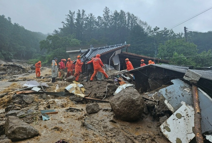 El Ministerio del Interior surcoreano contabiliza en 14 los desaparecidos por las inundaciones. Foto Ap 
