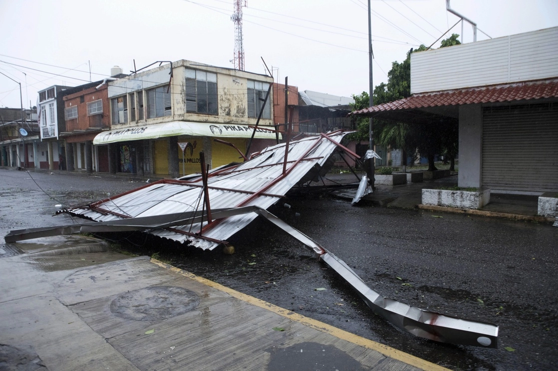 Los vientos huracanados de ‘Rick’ provocaron ayer en el municipio de Lázaro Cárdenas, Michoacán, inundaciones, caída de árboles y de anuncios espectaculares, principalmente en las colonias Guacamayas, La Mira y Buenos Aires. Foto Ap