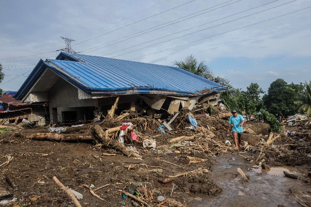 Una vivienda permanece enterrada entre lodo y escombros después de un corrimiento de tierra, en la provincia de Batangas, Filipinas, el 25 de octubre de 2024. Foto Xinhua