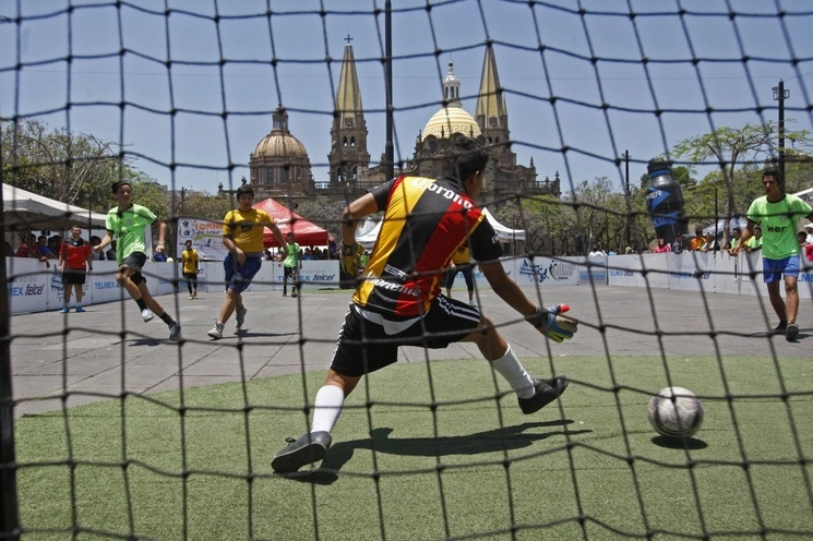 Jóvenes juegan futbol en la explanada de la Plaza Liberación en Guadalajara, Jalisco, el 21 de abril de 2016. Foto Cuartoscuro 