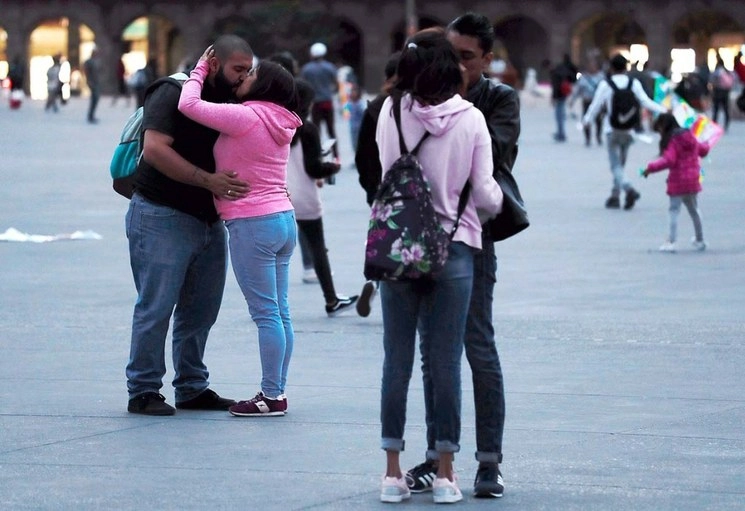 Parejas se besan en la plancha del Zócalo de la CDMX. Foto Cristina Rodríguez