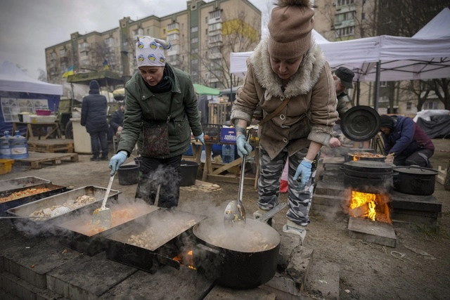 Mujeres cocinan para militares ucranianos y miembros de la defensa civil que sirven en Kiev, Ucrania. Foto Ap