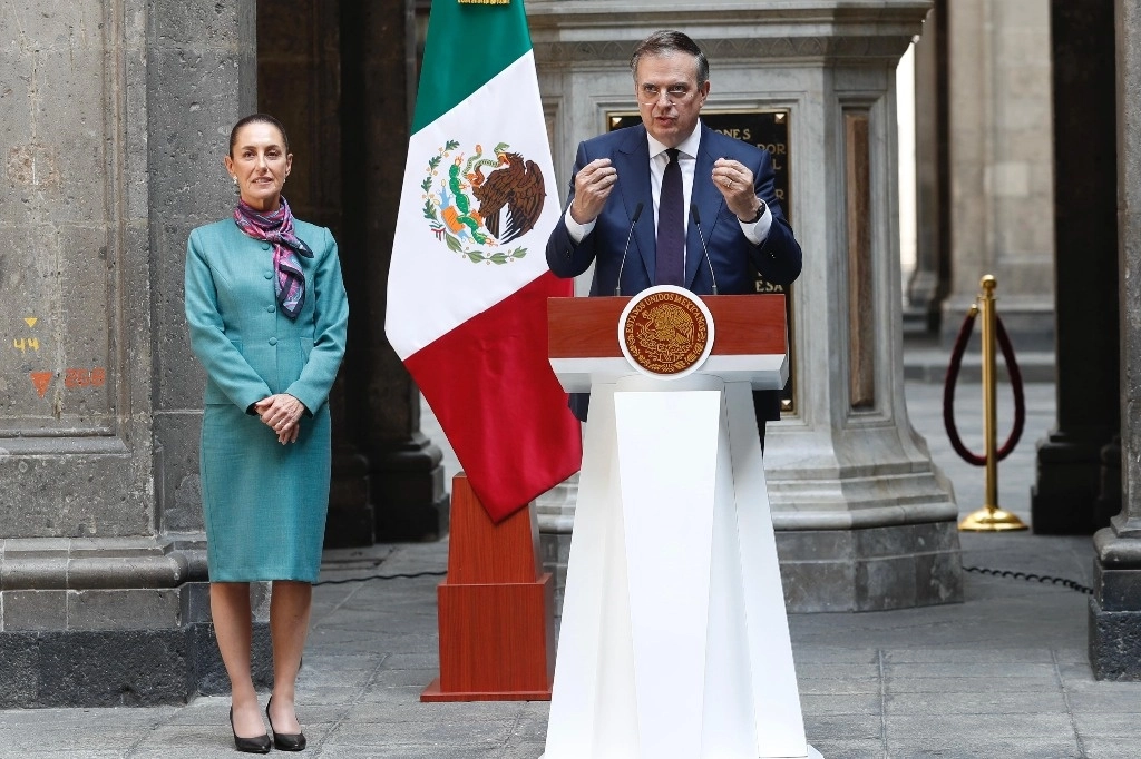 La presidenta de México, Claudia Sheinbaum, durante la conferencia de prensa ofrecida en conjunto con el secretario de Economía, Marcelo Ebrard; el presidente del Consejo Coordinador Empresarial, Francisco Cervantes Díaz; el vicepresidente del Consejo Global de Tenaris, Guillermo Vogel; Sarah Bairstow, directora ejecutiva de México Pacific; y Suzanne Clark, presidenta y directora ejecutiva de US Chamber of Commerce, en la Ciudad de México, el 15 de octubre de 2024. Foto Germán Canseco