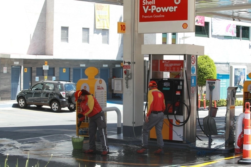 Gasolinera en la Ciudad de México. Foto Alfredo Domínguez / Archivo