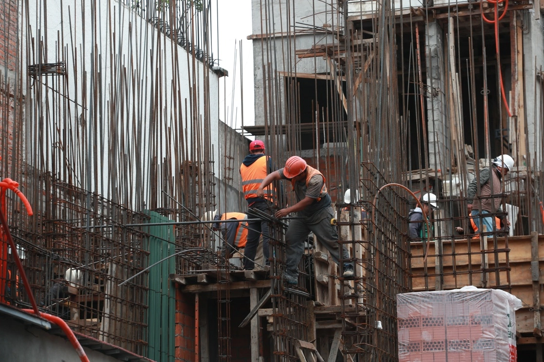 En junio, los gastos efectuados en maquinaria y equipo total -de origen nacional e importado-, incrementaron 1.3 por ciento a tasa mensual y en construcción, 0.4 por ciento. Foto Luis Castillo / Archivo