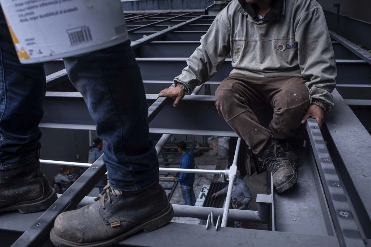 Los gastos en construcción crecieron 1.4 por ciento y los gastos en maquinaria y equipo, --de origen nacional e importado--, no presentaron variación a tasa mensual, en mayo de 2025.