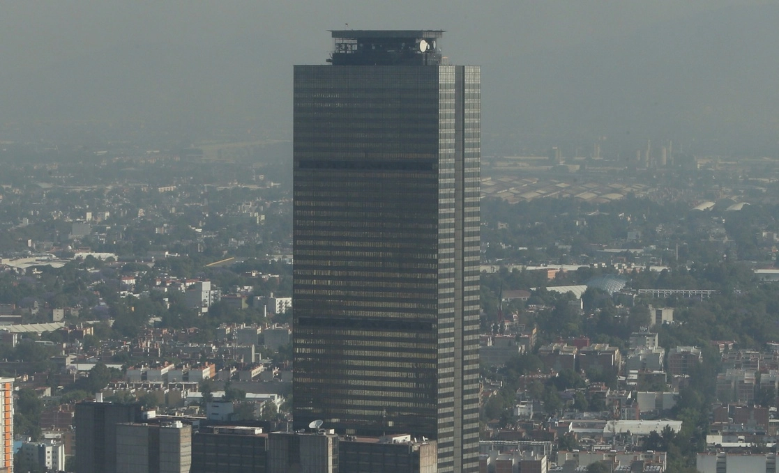 Pemex se ha colocado como el principal destino para la inversión física presupuestaria, según datos del cuarto Informe. Foto Francisco Olvera