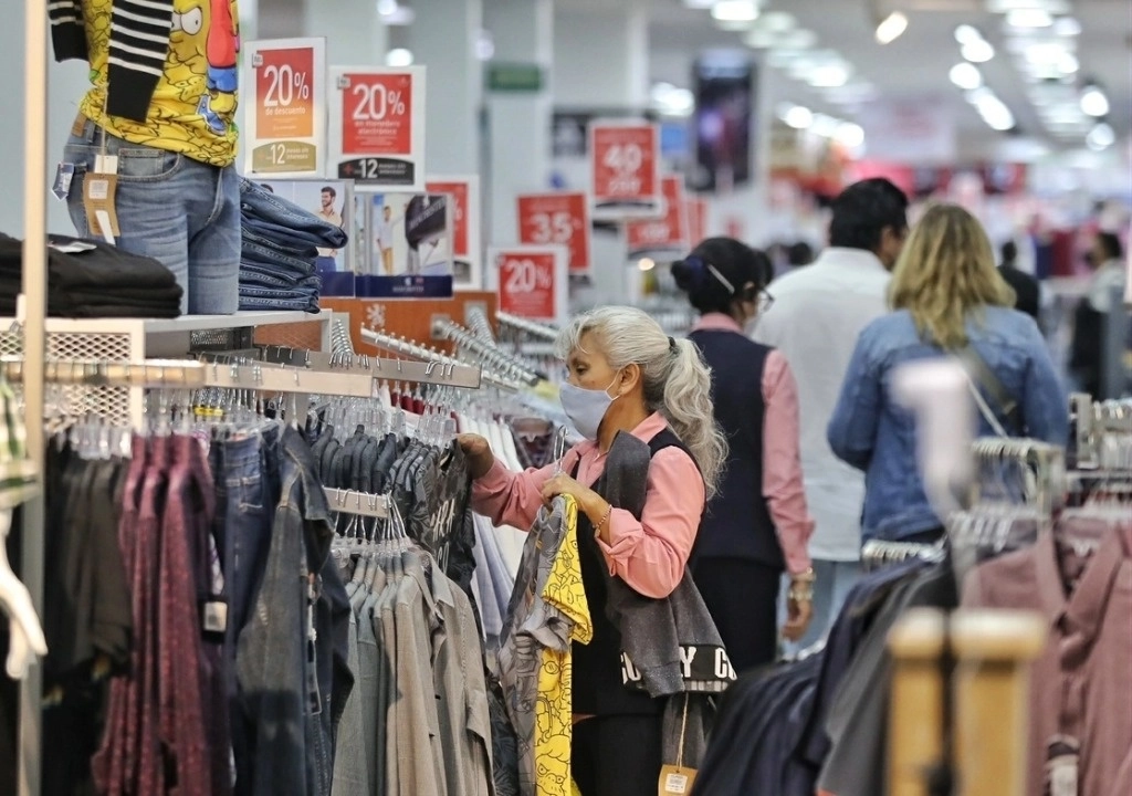 Compras en una tienda de la capital del país. Foto Marco Peláez / Archivo