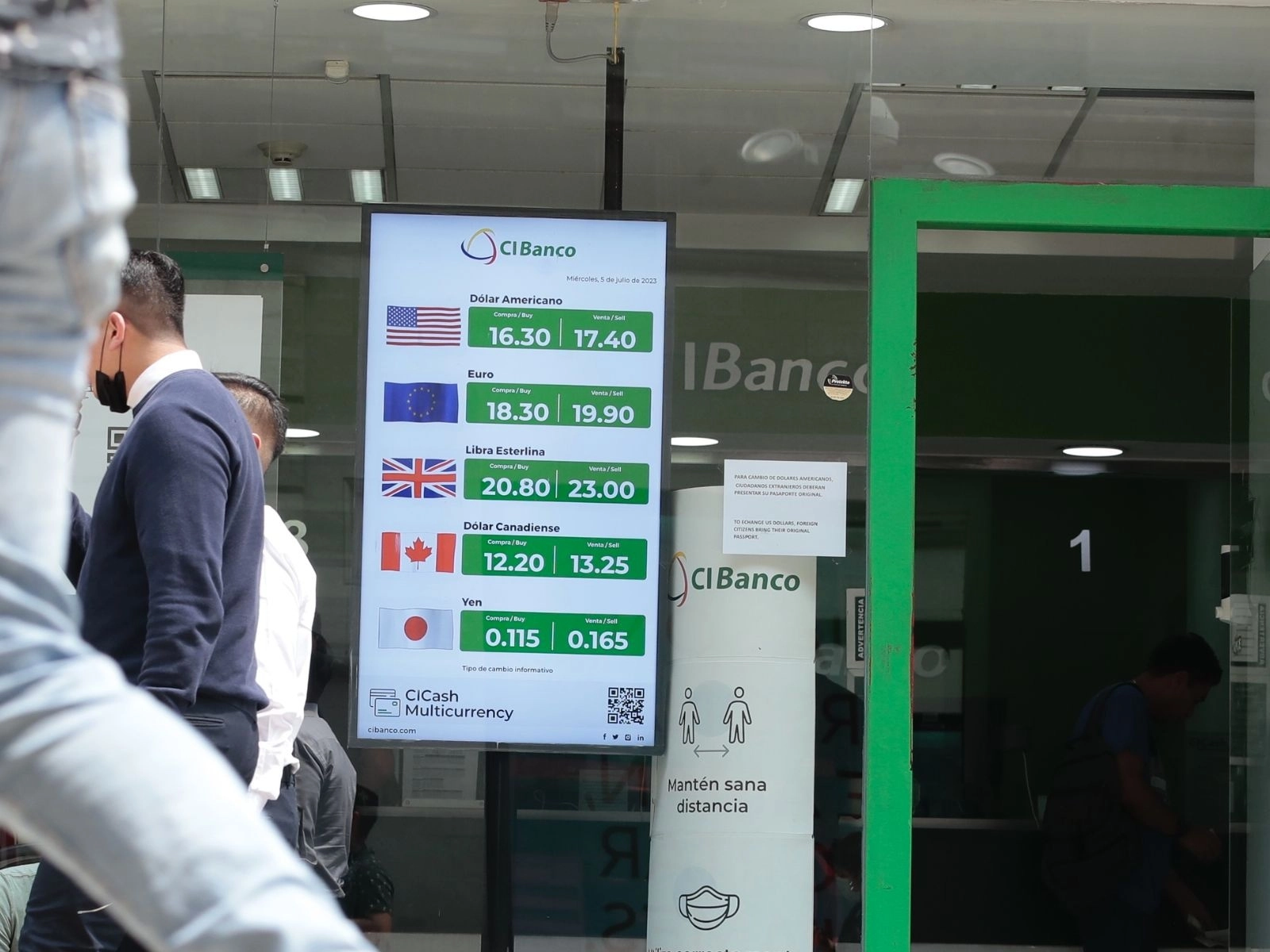 Cotización del dólar en una sucursal bancaria en la Ciudad de México. Foto Luis Castillo / Archivo