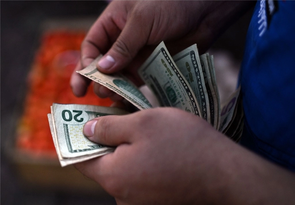 El precio del dólar se disparó hasta cerrar sobre los 17.97 pesos por dólar spot este jueves en el mercado mexicano, llevando a la divisa a mostrar un especial deterioro en los mercados internacionales. Foto Afp