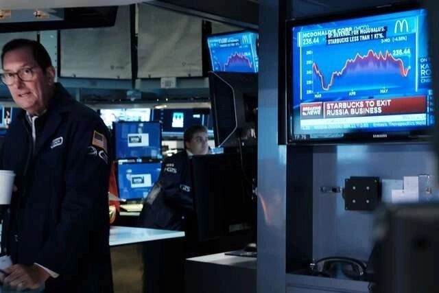 Empleados del New York Stock Exchange (NYSE) en imagen de archivo. Foto Afp
