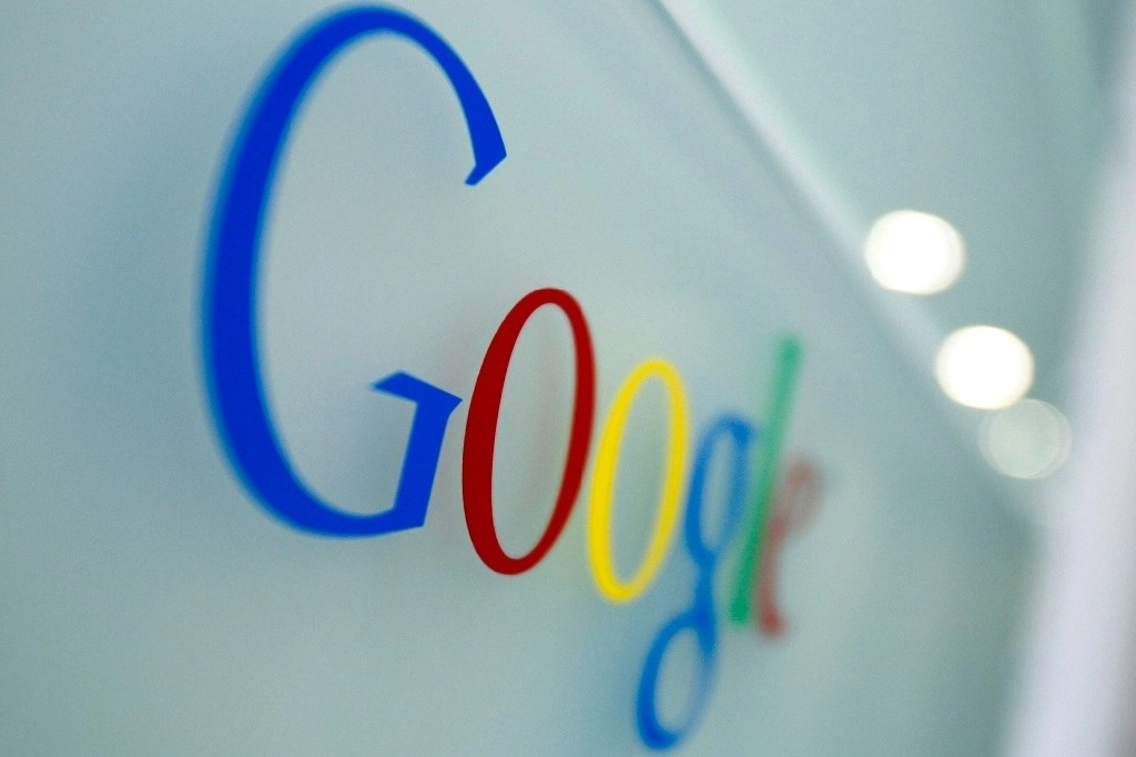 El logotipo de Google se ve en la sede de Google en Bruselas. Foto Ap