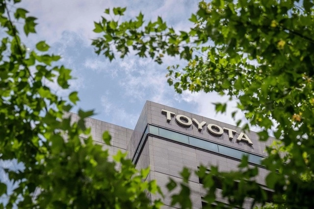 Cartel en el exterior de la sede del fabricante de automóviles japonés Toyota en Tokio. Foto Afp
