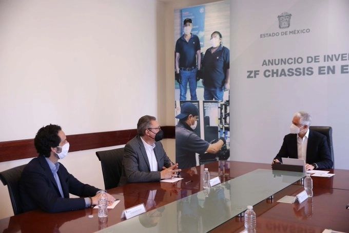 El gobernador del Edomex, Alfredo del Mazo (der) durante la reunión con integrantes de la compañía ZF Group. Foto tomada de la cuenta de Twitter @alfredodelmazo