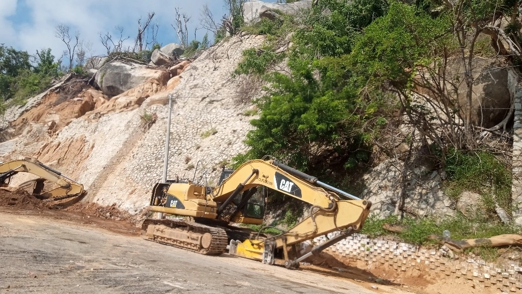 El gobierno de Guerrero inició los trabajos de rehabilitación de la vialidad que une a Acapulco Diamante con la zona Dorada. Foto Héctor Briseño