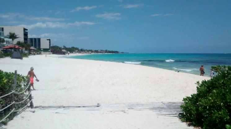 Playa Mamitas, en Playa del Carmen, normalmente llena de gente en esta época, hoy está casi vacía. Foto Seth Ramírez Romero