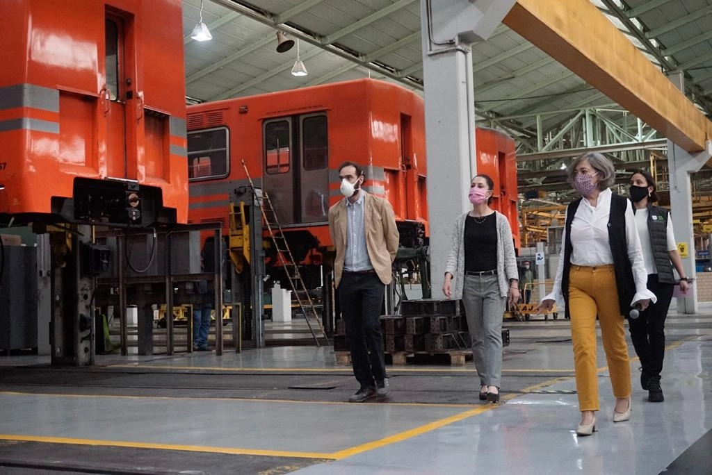 La Jefa de Gobierno de la CDMX, Claudia Sheinbaum, recorre los talleres de mantenimiento del Metro en Zaragoza, la acompañan el secretario de movilidad, Andrés Laojous, y la directora del STC, Florencia Serranía. Foto Pablo Ramos