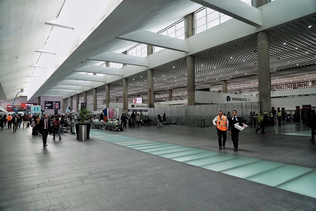 La SICT informó que durante la actual administración se invertirán más 126 mil 609 millones de pesos en rehabilitar los aeropuertos. Foto