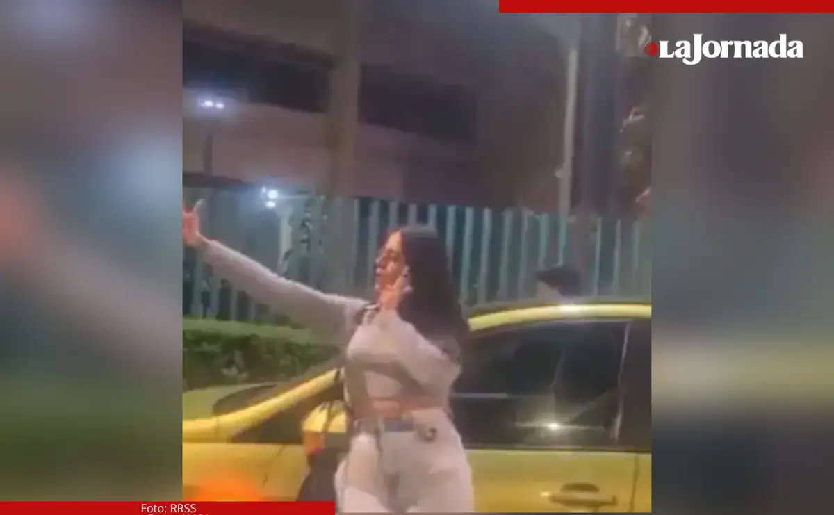 La agresora fue capatada en video mientras insultaba a la agente. Foto