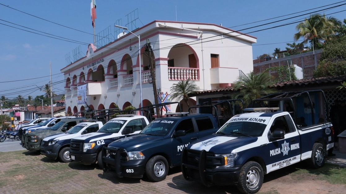 El ayuntamiento de Xochistlahuaca, Guerrero, fue atacado por un grupo de hombres armados que circulaban en un vehículo con logotipos similares a los que emplea la FGE en sus automotores. Foto tomada de la cuenta de Facebook @gobiernodexochistlahuaca