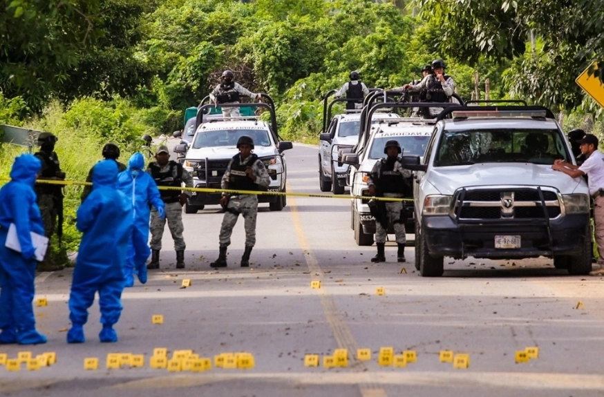 Peritos investigan un homicidio en una carretera de Guerrero. Foto Cuartoscuro / Archivo