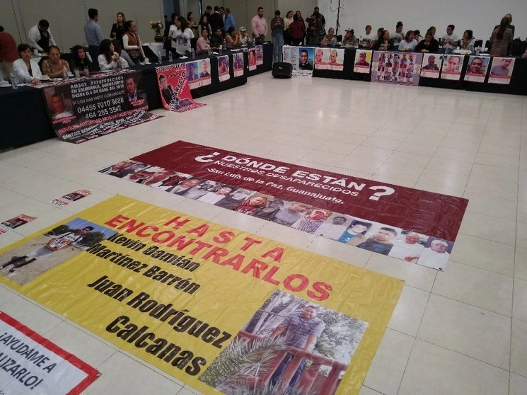 Aspectos de la reunión entre familiares de desaparecidos y el gobernador de Guanajuato. Foto Carlos García

