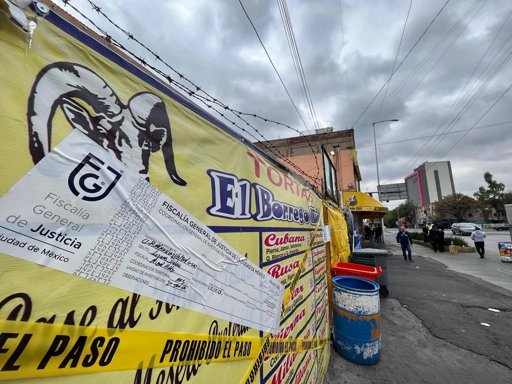 Autoridades capitalinas clausuraron la taquería El borrego viudo, luego que el fin de semana los meseros y personal de seguridad golpearon a una pareja que consumía en el lugar, en la Ciudad de México, el 16 de octubre de 2023. Foto Alfredo Domínguez



