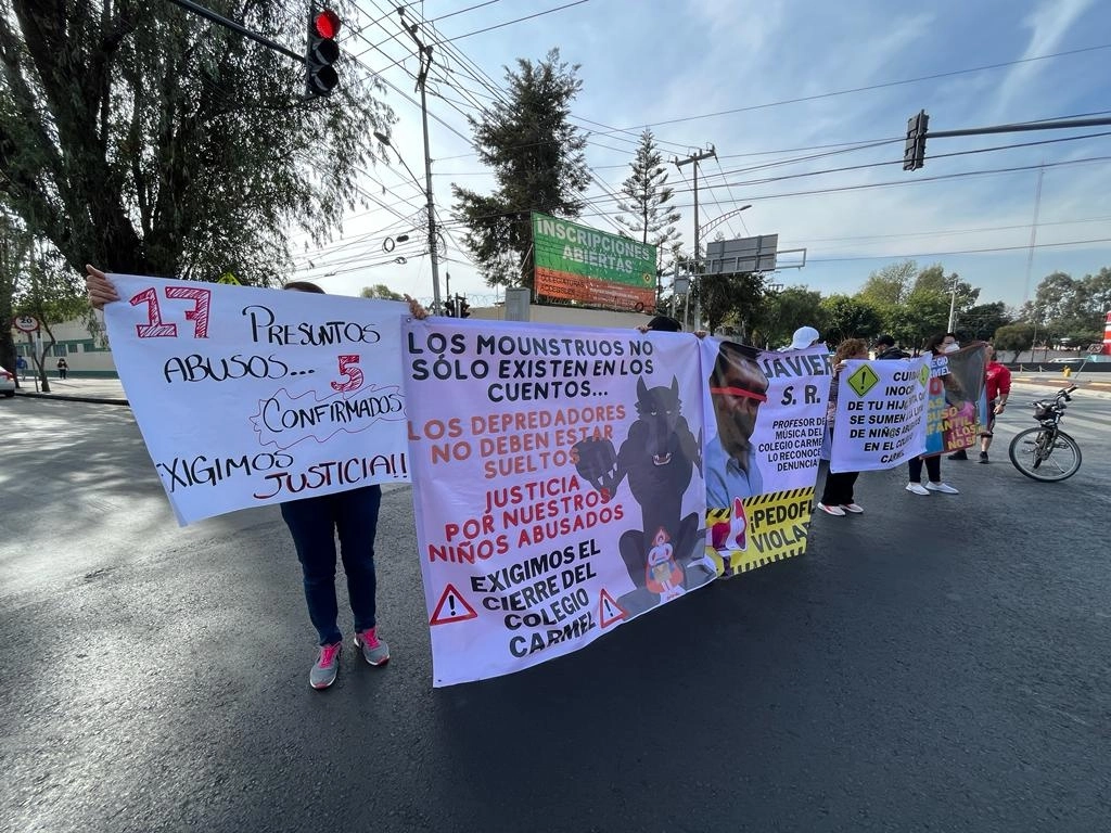 Familiares de menores víctimas de abuso sexual de la escuela "Carmel", ubicada en la colonia Hacienda de Coyoacán, bloquearon el Eje 3 y calzada del Hueso, para exigir a las autoridades que atiendan los casos, en la Ciudad de México, el 1 de marzo de 2023. Foto Alfredo Domínguez