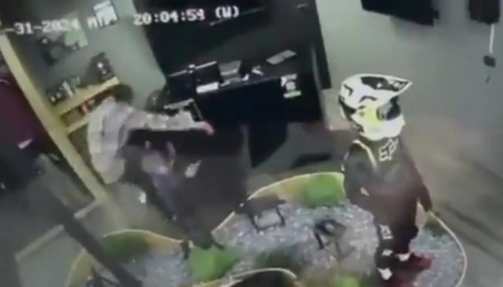 La agresión de la mujer ocurrió en una tienda deportiva en Satélite, Naucalpan, el 1 de febrero de 2024. Foto tomada del video difundido en redes sociales