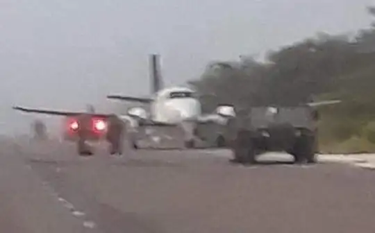 La FGR envió a peritos y agentes del Ministerio Público Federal al sito de los hechos, para levantar los primeros indicios. La imagen fue difundida en redes sociales. 