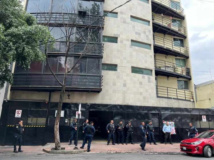 Una mujer murió tras una disputa matrimonial, en un edificio residencial de la colonia Anáhuac, en la alcaldía Miguel Hidalgo, en la Ciudad de México, el 23 de agosto de 2023. Foto Alfredo Domínguez


