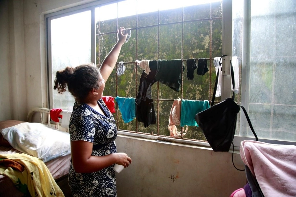 Mujer migrante tiene su rompa recién lavada en el albergue Jesús el Buen Pastor del Pobre y el Migrante en Tapachula, Chiapas. Foto Luis Castillo / Archivo