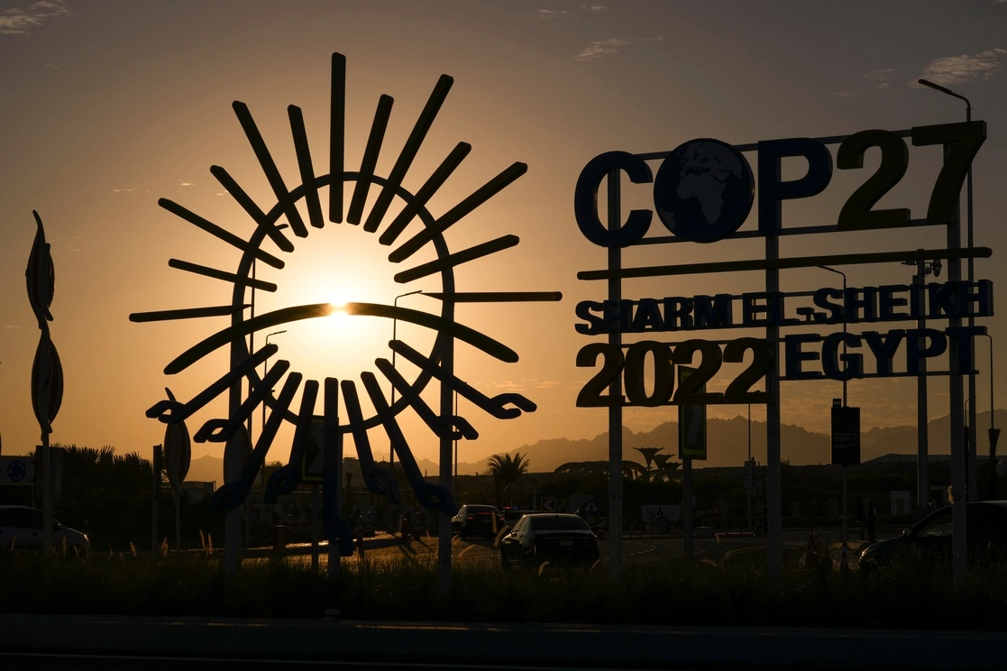 Logotipo de la COP27 fuera de la sede de la Cumbre Climática de la ONU COP27, en Sharm el-Sheikh, Egipto. Foto Ap