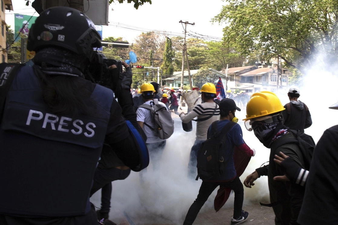 Durante una protesta antigubernamental en Yangón, Myanmar, el 3 de marzo del año pasado. Foto Ap