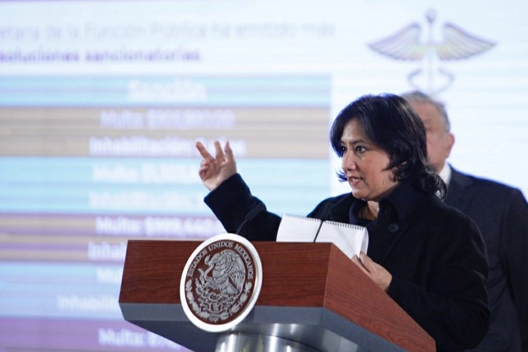La secretaria Eréndira Sandoval informó que interpusieron denuncias por el uso indebido de más de 6 mil 200 millones de pesos en unidades médicas no acreditadas en 2018, y prepara otras por la no comprobación de los recursos del Seguro Popular. Foto Roberto García Ortíz