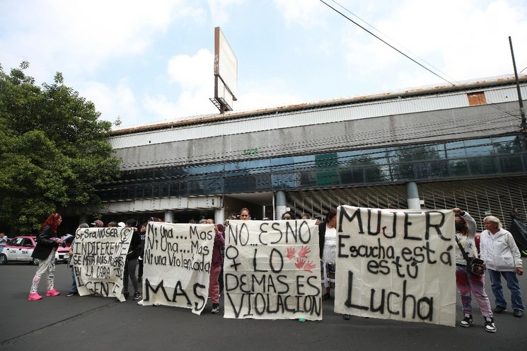 Un grupo de mujeres realizó un plantón frente a los juzgados ubicados en la calle Doctor Lavista y después frente a las oficinas de la FGJ-CDMX, en apoyo a Stefany, quien denunció haber sufrido acoso y agresión sexual, el 11 de abril de 2023. Foto Alfredo Domínguez