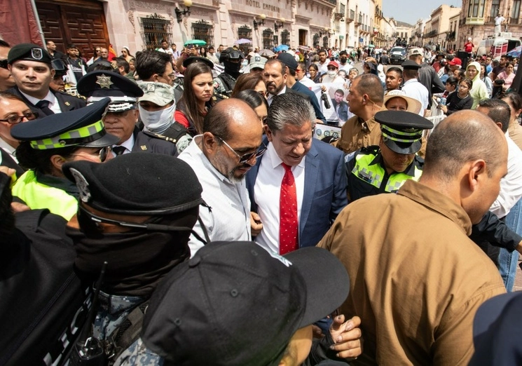 Mujeres pertenecientes a colectivos de búsqueda de personas, reclamaron al gobernador David Monreal la falta de empeño de las autoridades para localizar con vida a sus familiares. Foto Cuartoscuro