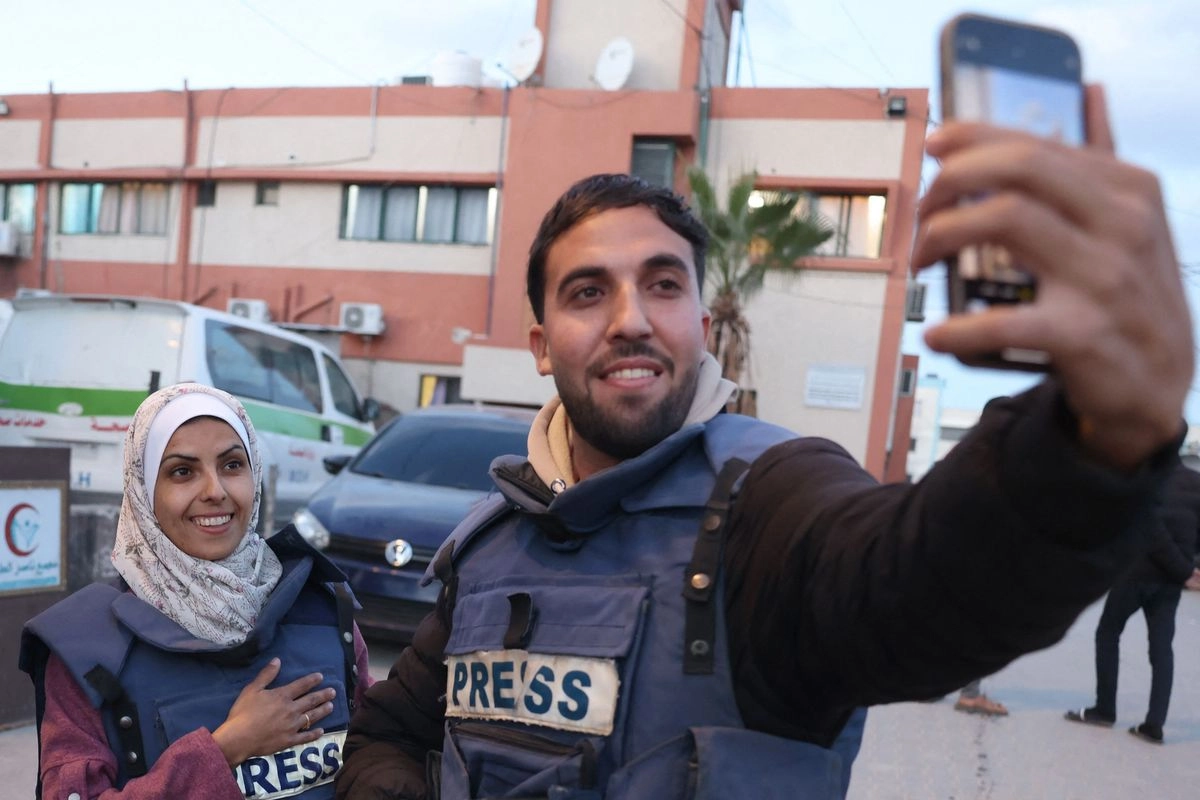 La fotógrafa Mariam Dagga y el periodista Moaz Abu Taha, ambos palestinos y colaboradores de agencias internacionales de información, fueron dos de las víctimas mortales en la destrucción del hospital Nasser, en la ciudad de Jan Yunis, perpetrada por el ejército israelí. Foto 
