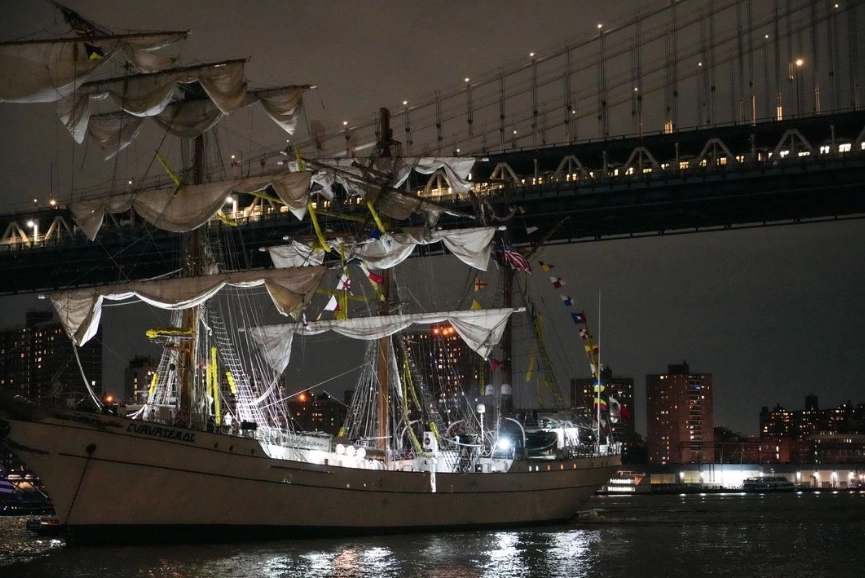 Imagen del 17 de mayo de 2025 del sitio de la colisión del buque escuela Cuauhtémoc de la Armada de México con el Puente de Brooklyn, en Nueva York, Estados Unidos. 